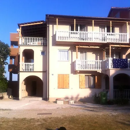 Ninske Vodice 公寓 宁