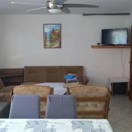 Ninske Vodice 公寓 *