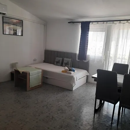 Ninske Vodice 公寓 宁
